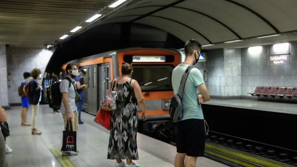 Έπιβάτης έπεσε στις γραμμές του Μετρό - Κλείνει ο σταθμός