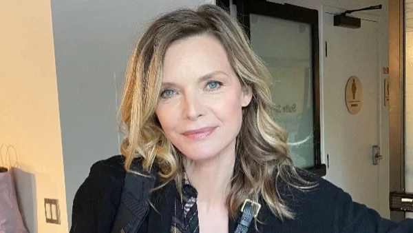 Michelle Pfeiffer: Yιοθετεί το ιδανικό μακιγιάζ για γυναίκες άνω των 60 που είναι και τέλειο για γιορτινές εμφανίσεις!