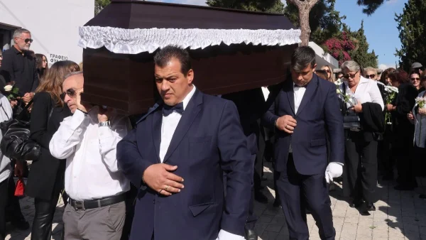 Κηδεία Κάτιας Νικολαΐδη: «Μαζί αγάπη μου θα είστε» - Τα ουρλιαχτά της μητέρας της πάνω από το φέρετρο
