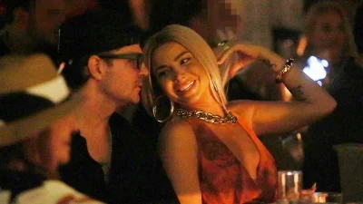 Νίνο - Ζόζεφιν: Τρυφερές στιγμές σε βραδινή έξοδό τους μαζί με την μητέρα της τραγουδίστριας