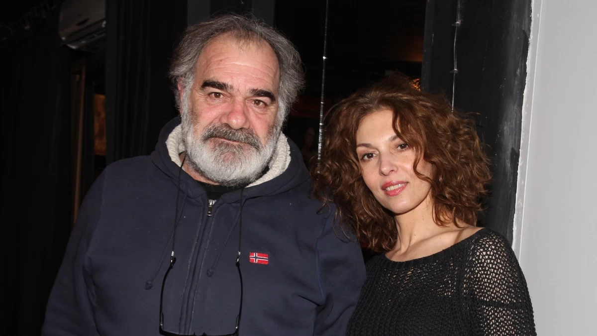 Κοκκινομάλλα με λευκό δέρμα και μαύρο μίνι φόρεμα - Η κούκλα κόρη του Γιάννη Μποσταντζόγλου και της Δήμητρας Παπαδήμα