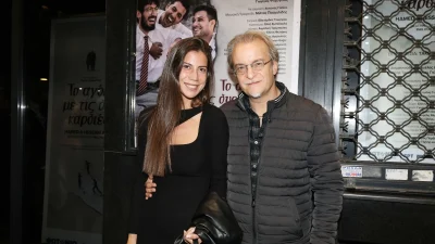 Αγκαλιασμένοι και με τρυφερά βλέμματα: Ο Μίλτος Πασχαλίδης με τη σύντροφό του, Ανθή σε σπάνια δημόσια εμφάνιση