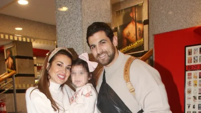 Ψηλό και λαμπερό στις αποχρώσεις του κόκκινου και του χρυσού: Το όμορφο έλατο της Ελένης Χατζίδου και του Ετεοκλή Παύλου