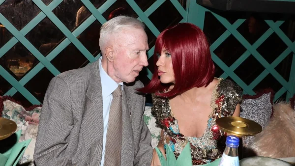 Χέρι χέρι και αγκαλιές σε γνωστό μαγαζί της Αθήνας - Η βραδινή δημόσια έξοδος του Κωνσταντίνου Πλεύρη και της Τζόρτζιας Σιακαβάρα