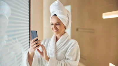 Red light therapy: H θεραπεία με κόκκινο φως είναι ό,τι καλύτερο για την επιδερμίδα σου αυτή τη στιγμή!