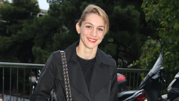 Βιάζεται να τον κρατήσει στην αγκαλιά της - Η ''πρόβα'' της Γιούλικας Σκαφιδά με το καρότσι του γιου της