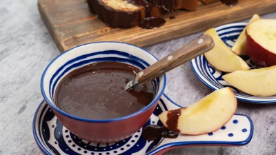 Σοκολάτα γκανάς σκέτη "κόλαση": To πιο νόστιμο γλυκό μόλις σε 10 λεπτά και με μόνο 2 υλικά