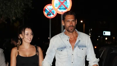Εκείνη με στενό maxi φόρεμα κι εκείνος με τζιν από πάνω μέχρι κάτω - Χέρι χέρι στη Γλυφάδα ο Γιάννης Σπαλιάρας με την σύντροφό του