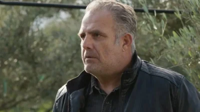 Γη της Ελιάς (5/11): «Γκόμενός σου είναι μ@ρή;» - Άγριο ξύλο με πρωταγωνιστή τον Στάθη έξω από την πόρτα της