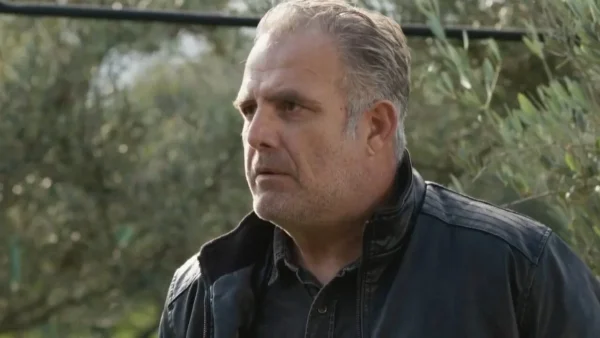 Γη της Ελιάς (5/11): «Γκόμενός σου είναι μ@ρή;» - Άγριο ξύλο με πρωταγωνιστή τον Στάθη έξω από την πόρτα της