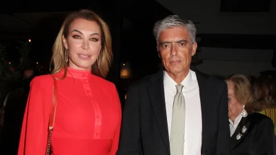 Την έπιανε από τη μέση: Με στενό μαύρο δερμάτινο φόρεμα η Τατιάνα Στεφανίδου δίπλα στον κουστουμάτο Ευαγγελάτο στη βραδινή τους έξοδο στο Λονδίνο