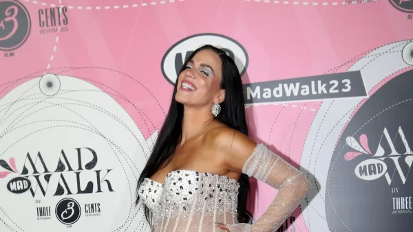 MadWalk 2023: Η εκθαμβωτική είσοδος της Κατερίνας Στικούδη που αποκαλύπτει τη φουσκωμένη της κοιλίτσα