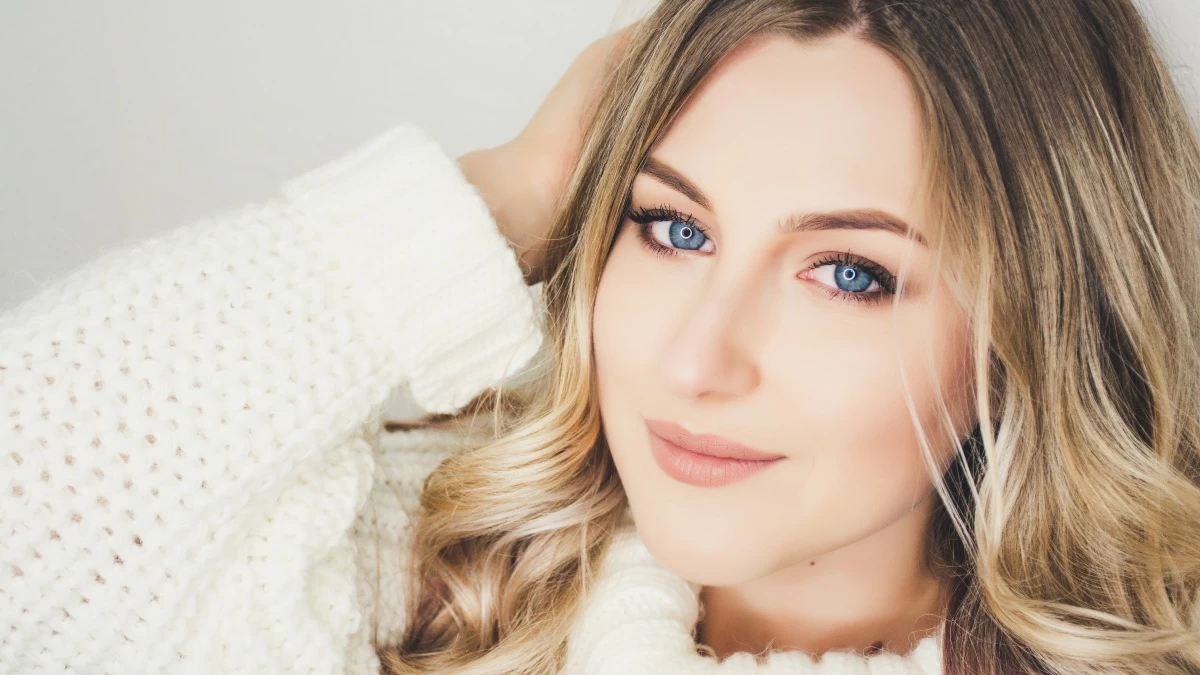 Teddy bear blonde: Αυτό είναι απόλυτο χρώμα μαλλιών για το χειμώνα σύμφωνα με το TikTok!