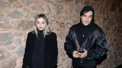 Η λεπτομέρεια στο νυφικό και το λαμπερό μονόπετρο: Οι επίσημες φωτογραφίες από τον γάμο του Αργύρη Πανταζάρα και της Σίσσυς Τουμάση