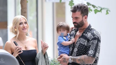 Τούνη - Αλεξάνδρου: Χαμογελαστοί και αγκαλιασμένοι με τον μικρό Πάρη στον ''ομφαλό'' της Γης