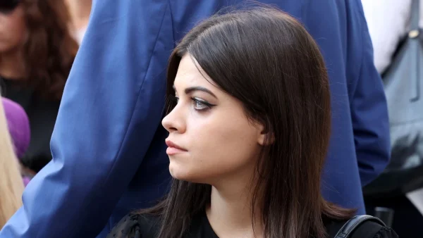 «Ήρθε, χτύπησε τα χέρια του και με χαστούκισε... Κοκκάλωσα» - Η σπάνια εξομολόγηση της Τζένης Καζάκου για τα δύσκολα παιδικά χρόνια και το διαζύγιο των γονιών της