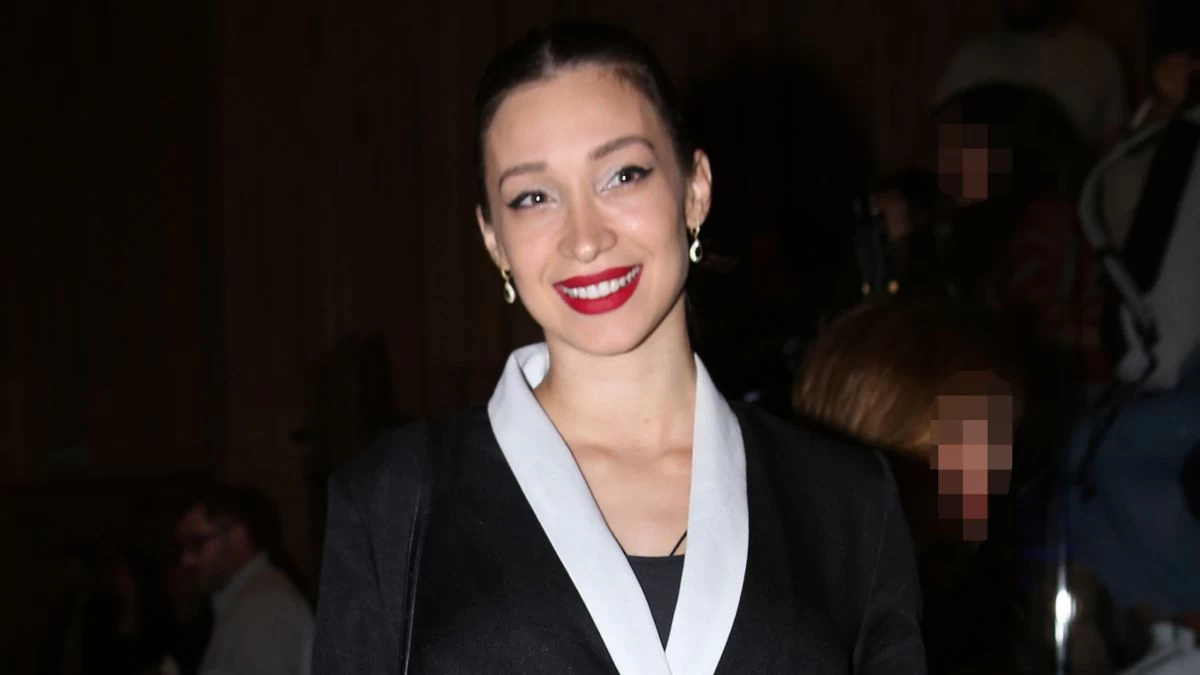 Μόνη, προσπαθούσε να κρύψει την φουσκωμένη της κοιλίτσα με ένα φάκελο - Η νέα δημόσια εμφάνιση της Δήμητρας Βαμβακούση στο Ωδείο Αθηνών