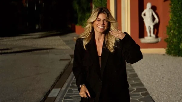 Η Βάσια Κωσταρά ποζάρει με hair-look αλά Farrah Fawcett με φόντο τη λίμνη Κόμο