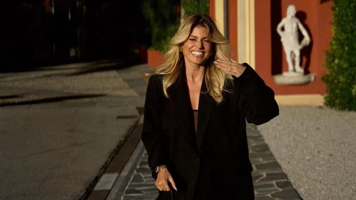 Η Βάσια Κωσταρά ποζάρει με hair-look αλά Farrah Fawcett με φόντο τη λίμνη Κόμο