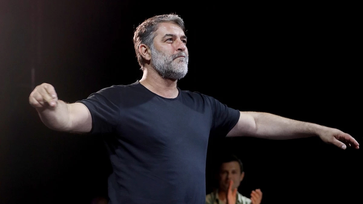 Αποτρίχωση από την κορυφή μέχρι τα νύχια - Η ανάρτηση του Βασίλη Μπισμπίκη στο κομμωτήριο