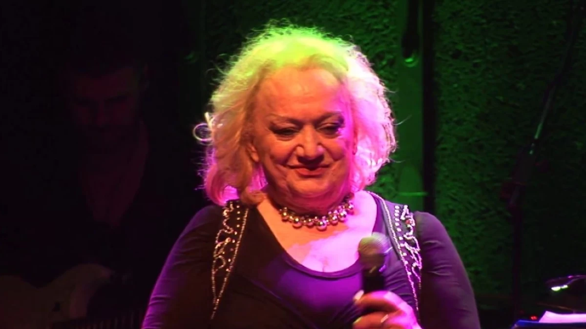 Συγκινητικές στιγμές από την κηδεία της Βάσως Χατζή - Πλήθος κόσμου για το τελευταίο "αντίο"