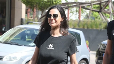 Εύη Βατίδου: Τα πρώτα πλάνα έξω από το αστυνομικό τμήμα - Ανήσυχη με το κινητό στο χέρι