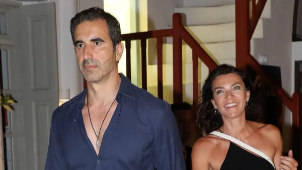 Λαμπερό πάρτι γενεθλίων σε ταράτσα με θέα την Ακρόπολη - Εντυπωσιακό το μίνι φόρεμα με στρας και κεντημένες πέτρες της Μαρίνας Βερνίκου