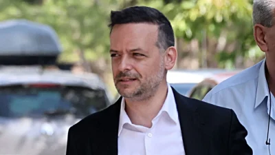 Περήφανος θείος ο Χάρης Δούκας - Στα βαφτίσια της ανηψιάς του συνοδευόμενος από την 28χρονη καλλονή αρραβωνιαστικιά του