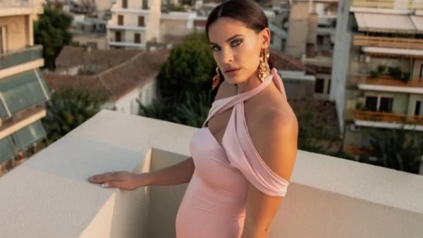 Πόζαρε στο μπαλκόνι της με μαύρα δαντελωτά εσώρουχα - Οι άκρως αποκαλυπτικές πόζες της Χριστίνας Μπόμπα