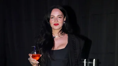 Ολόκληρο κορίτσι η κόρη της Ζενεβιέβ Μαζαρί - Μια κούκλα με μεγάλους ασημένιους κρίκους και κοκκάλινα γυαλιά ηλίου