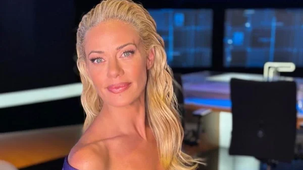 Ζέτα Μακρυπούλια: Με λαμπερό makeup που μοιάζει σαν άβαφη & wet hair-look που κλέβει την παράσταση!