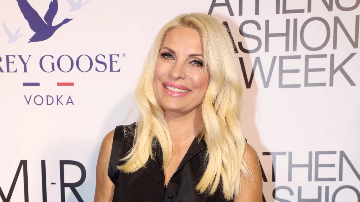 Ελένη Μενεγάκη: Στόλισε με τον Ματέο Παντζόπουλο και τα παιδιά - Η φωτογραφία δίπλα στο Χριστουγγενιάτικο δέντρο στο σαλόνι του σπιτιού τους