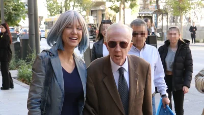 Με μπλε μίντι φόρεμα και γόβες η Σιακαβάρα και ο Πλεύρης με κοστούμι και γυαλιά ηλίου - Χέρι χέρι στο κέντρο της Αθήνας οι μελλόνυμφοι