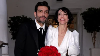 Την κοίταζε με το στόμα ανοιχτό ο Κουρής - Το αισθησιακό τσιφτετέλι της Τοπαλίδου με εξώπλατο φόρεμα στο γλέντι του γάμου τους (Βίντεο)