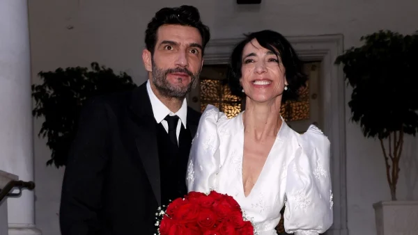 Την κοίταζε με το στόμα ανοιχτό ο Κουρής - Το αισθησιακό τσιφτετέλι της Τοπαλίδου με εξώπλατο φόρεμα στο γλέντι του γάμου τους (Βίντεο)