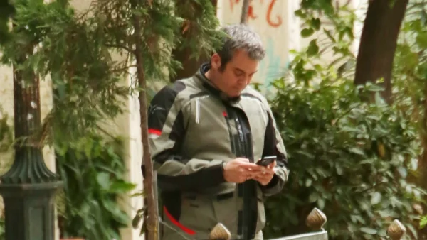 Σασμός: Με μούσια, γυαλιά μυωπίας, γιλέκο και γραβάτα ο Πυγμαλίων Δαδακαρίδης - Τα πρώτα πλάνα από τα γυρίσματα στην Κρήτη