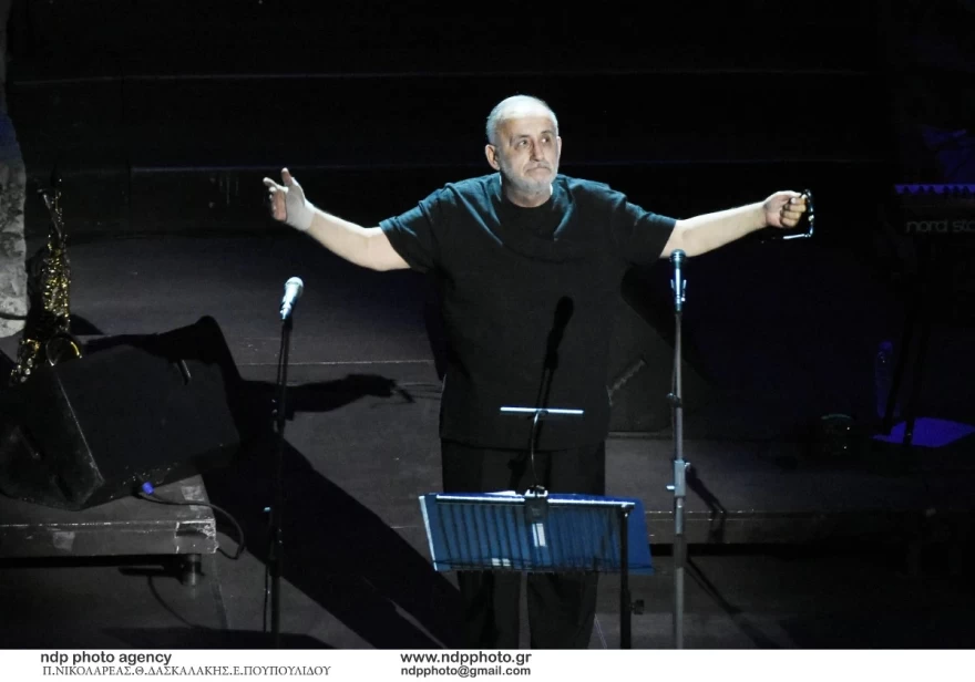 Θάνος Μικρούτσικος