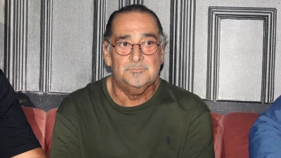 Βασίλης Καρράς: «Δεν ήθελα να προκαλέσω ανησυχία» - Η απάντηση του ξαδέρφου του για την φωτογραφία που δημοσίευσε μέσα από το νοσοκομείο