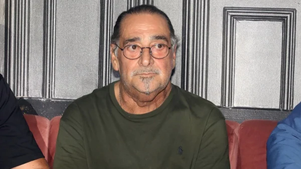 Βασίλης Καρράς: «Δεν ήθελα να προκαλέσω ανησυχία» - Η απάντηση του ξαδέρφου του για την φωτογραφία που δημοσίευσε μέσα από το νοσοκομείο