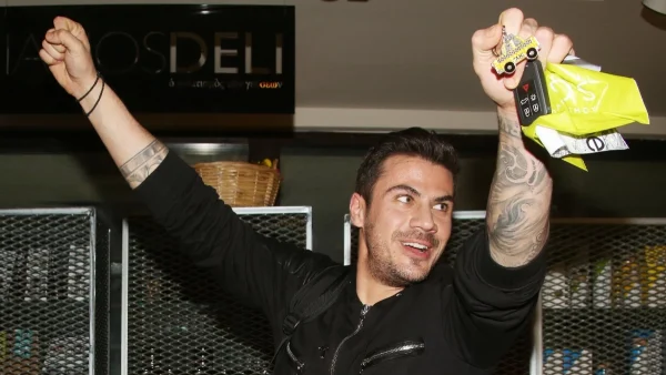 Είχαν πέσει πάνω του και δεν τον άφηναν να φύγει από το σπίτι - Αχώριστος ο Άκης Πετρετζίκης με τον γιο και την κόρη του