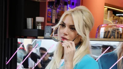 Μόνη της για καφέ στο κέντρο της Αθήνας - Αφηρημένη & πολύ σκεπτική η Αλεξάνδρα Παναγιώταρου