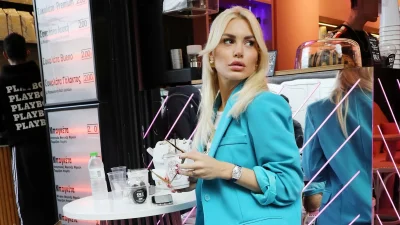 Αλεξάνδρα Παναγιώταρου: Cozy & λαμπερό το Χριστουγεννιάτικο ντεκόρ του σαλονιού της