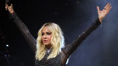 Άννα Βίσση: Συγκίνηση στα γενέθλιά της - Αποκάλυψε την ηλικία της σβήνοντας τούρτα με την 91χρονη μητέρα της (Βίντεο)