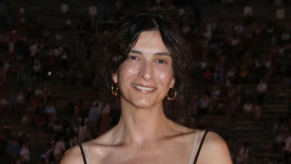 Αντιγόνη Κουλουκάκου: Ντυμένη στα μαύρα μπροστά στον καθρέφτη - Η νέα φωτογραφία με φουσκωμένη κοιλίτσα