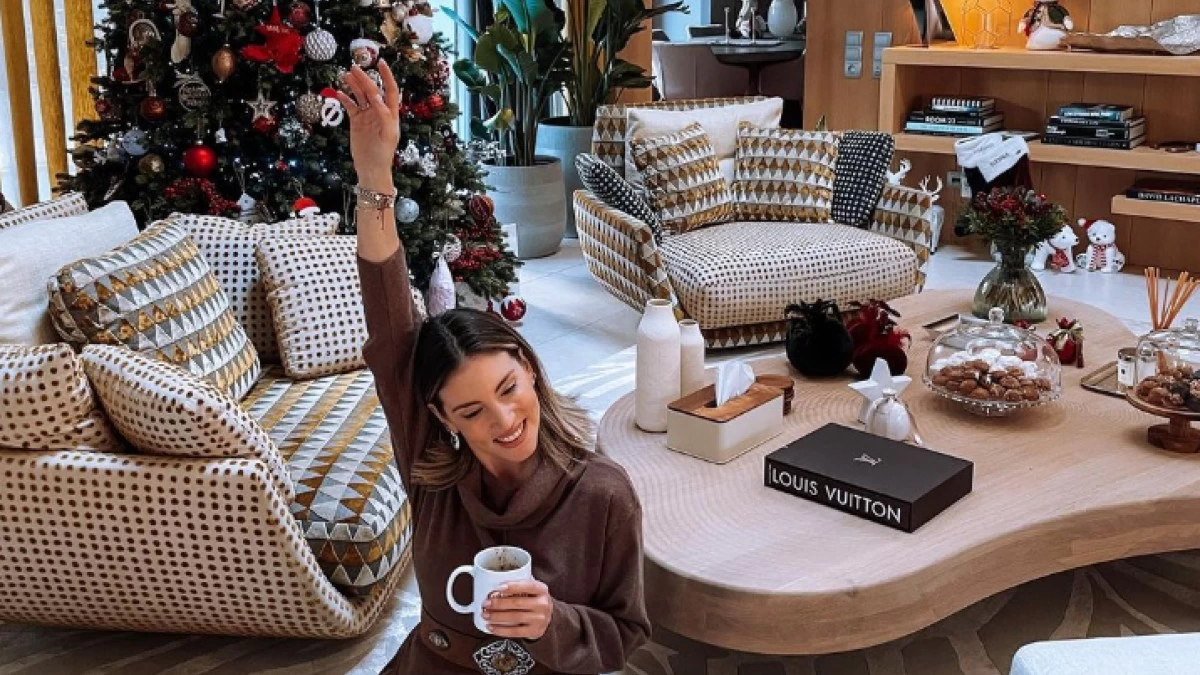 Με πολυτελείς πολυελαίους, δύο σαλόνια, δωμάτιο βεστιάριο και κήπο - Φωτογραφίες από τη μονοκατοικία Οικονομάκου & Μιχόπουλου στην Κηφισιά