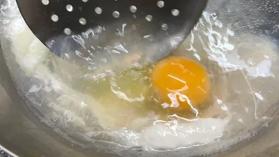 Αυγό ποσέ: 5 μυστικά για τέλειο βράσιμο - Γιατί πρέπει να ρίξεις ξύδι ή λεμόνι