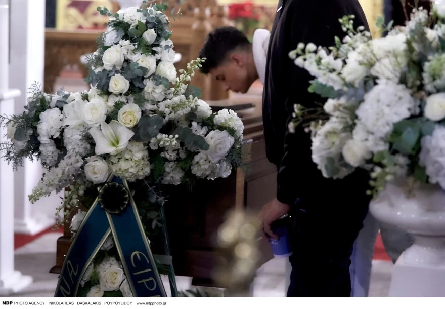 Βασίλης Καρράς στεφάνια