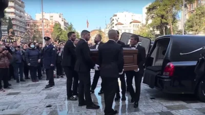 Βασίλης Καρράς: Έφτασε το φέρετρο στην εκκλησία! «Είσαι παντού» φώναζε ο κόσμος - Αγκαλιασμένες η σύζυγος και η κόρη του