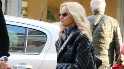 Εντυπωσιακή με μακρύ δερμάτινο καπιτονέ μπουφάν - Όλα τα βλέμματα στη μοναχική βόλτα της Μαρίας Μπεκατώρου