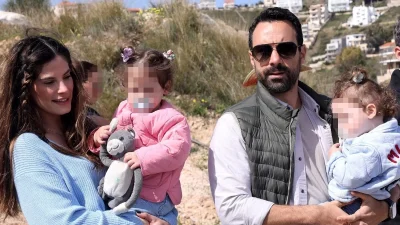 Χριστίνα Μπόμπα: Προετοιμαζόταν γι' αυτό το ταξίδι τρεις μέρες - Εξουθενωμένες οι δίδυμες στο αεροπλάνο